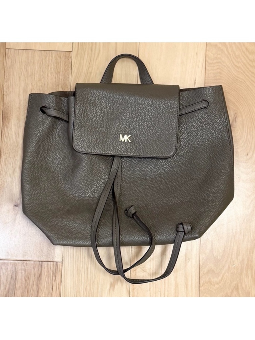 LIKE NEW Michael Kors Women’s Junie Medium Leather Flap Backpack